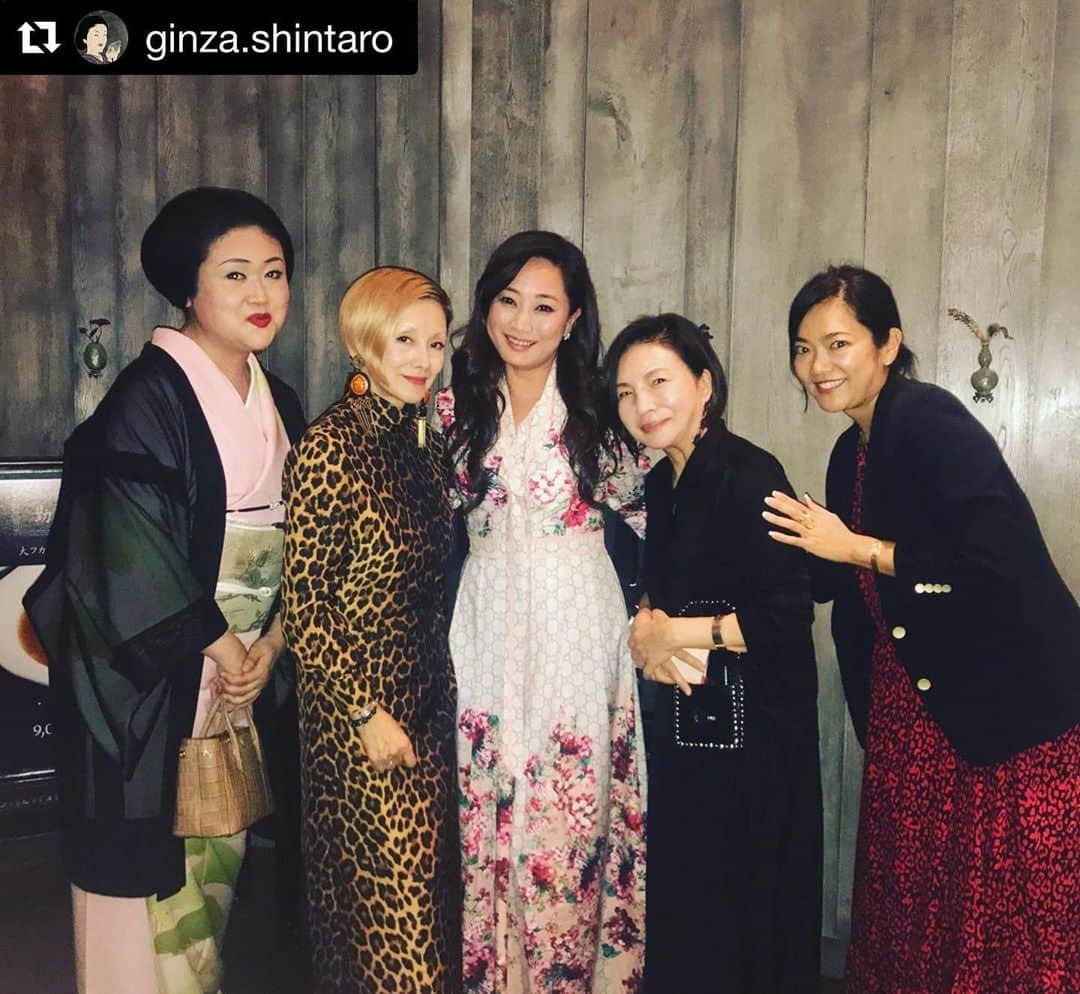 夏木マリさんのインスタグラム写真 - (夏木マリInstagram)「#Repost @ginza.shintaro with @get_repost ・・・ 不思議な偶然もやっぱり必然🌸✨ #華都飯店  #美食会  #馬衣真  #鈴木慶江  #オペラ歌手  #アンテプリマ  #荻野いずみ  #夏木マリ  #サロンド慎太郎  #矢部慎太郎 #NATSUKIROCK @mari_natsuki  #thankyou」10月11日 15時31分 - mari_natsuki