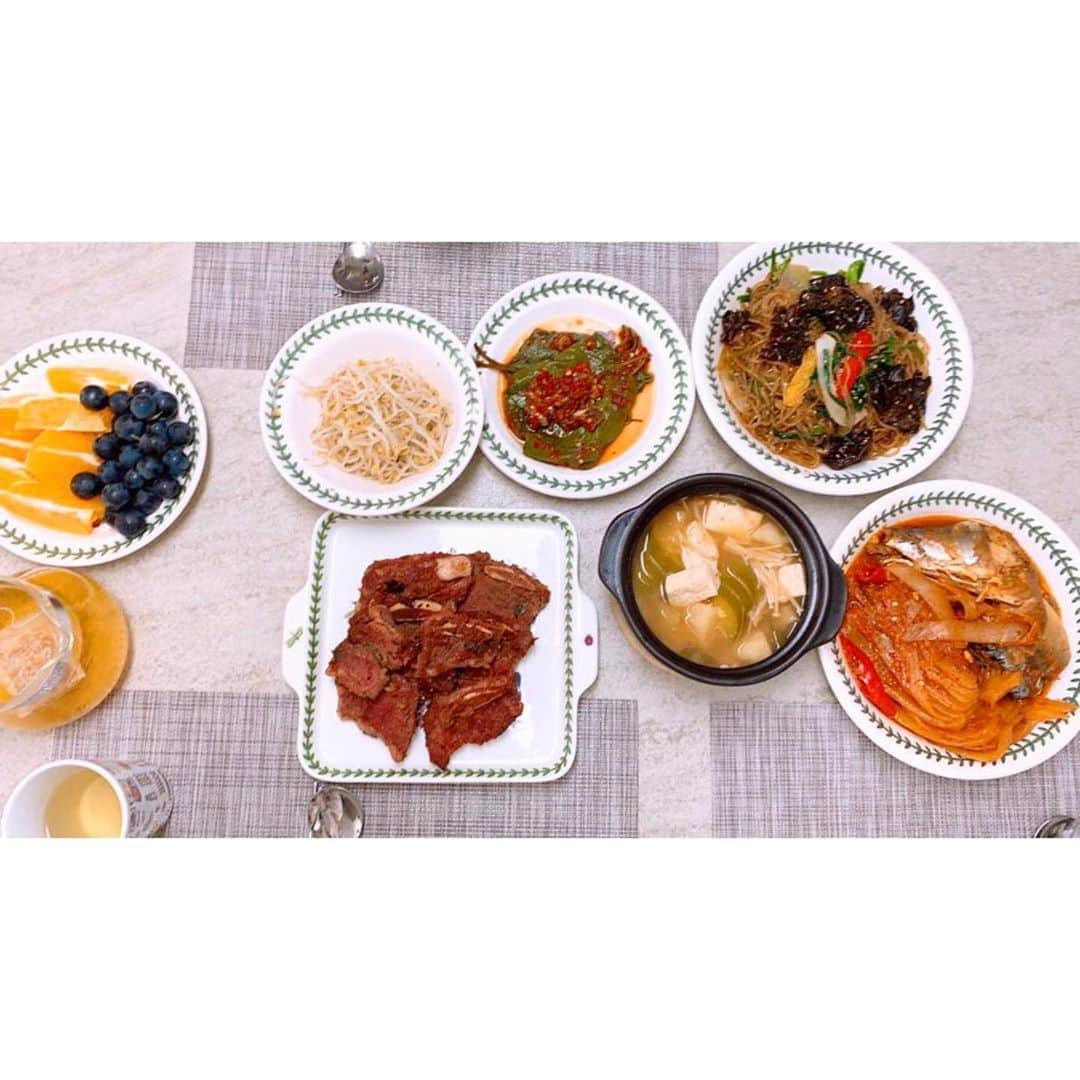 TWICEさんのインスタグラム写真 - (TWICEInstagram)「#원스야나머거쪄 오랜만에 집와서 맛점맛점🏡🏠 오랜만에 집기념으로 오랜만에 YOY때 셀카들로오오🦋🌈」10月11日 15時34分 - twicetagram