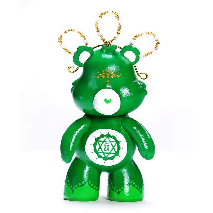 ビアンカ・ローソンさんのインスタグラム写真 - (ビアンカ・ローソンInstagram)「In honor of #DayoftheGirl, I'm teaming up with @careorg to auction off a one-of-a-kind @carebears designed by me. As a HUGE care bear fan as a child, I was really hyped about this:) But the best and most important part is that all proceeds benefit CARE and help in the fight for bright and successful futures of girls everywhere. Head to ‪ebay.com/care‬ to bid today. #FightwithCARE - Swipe through the pics for my inspiration behind ‘Heart Chakra Bear’. 💚🌈✨🧸」10月11日 6時54分 - biancajasminelawson