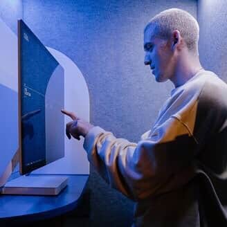 Microsoftさんのインスタグラム写真 - (MicrosoftInstagram)「Ari Leff, known to fans as @Lauvsongs, teamed up with Microsoft to relaunch "My Blue Thoughts," a place where fans can go to get things off their chests and explore connections to others with similar thoughts and feelings. The experience is a safe space that is empowering fans to build an entire community.」10月11日 7時16分 - microsoft