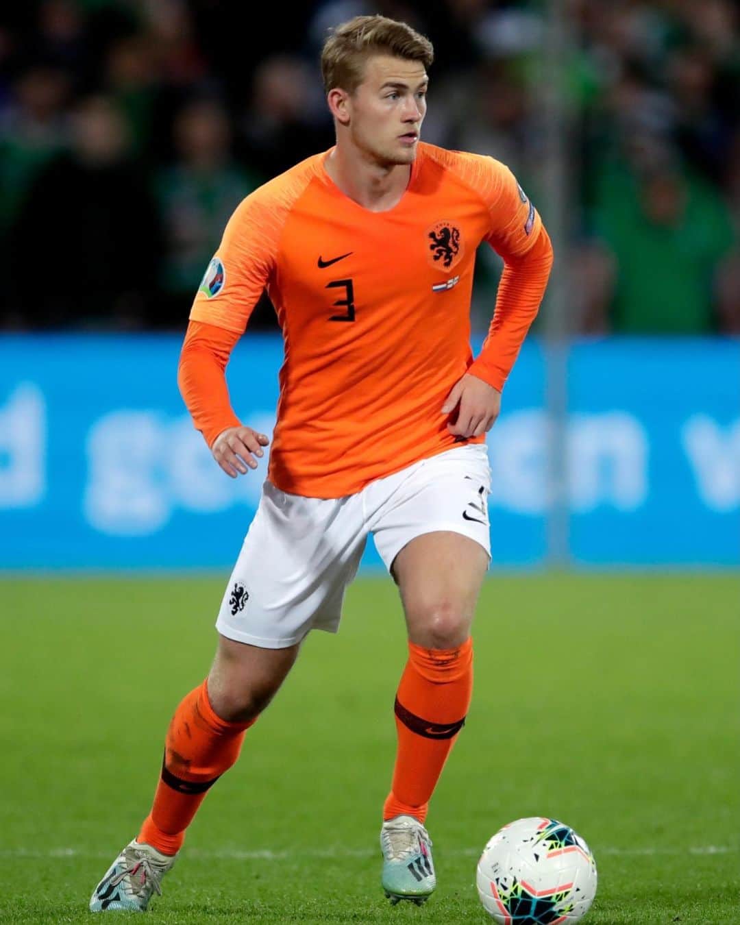 マタイス・デ・リフトのインスタグラム：「Great fighting spirit from the team! Step closer to the @euro2020 Thank you all for the support today 🦁」