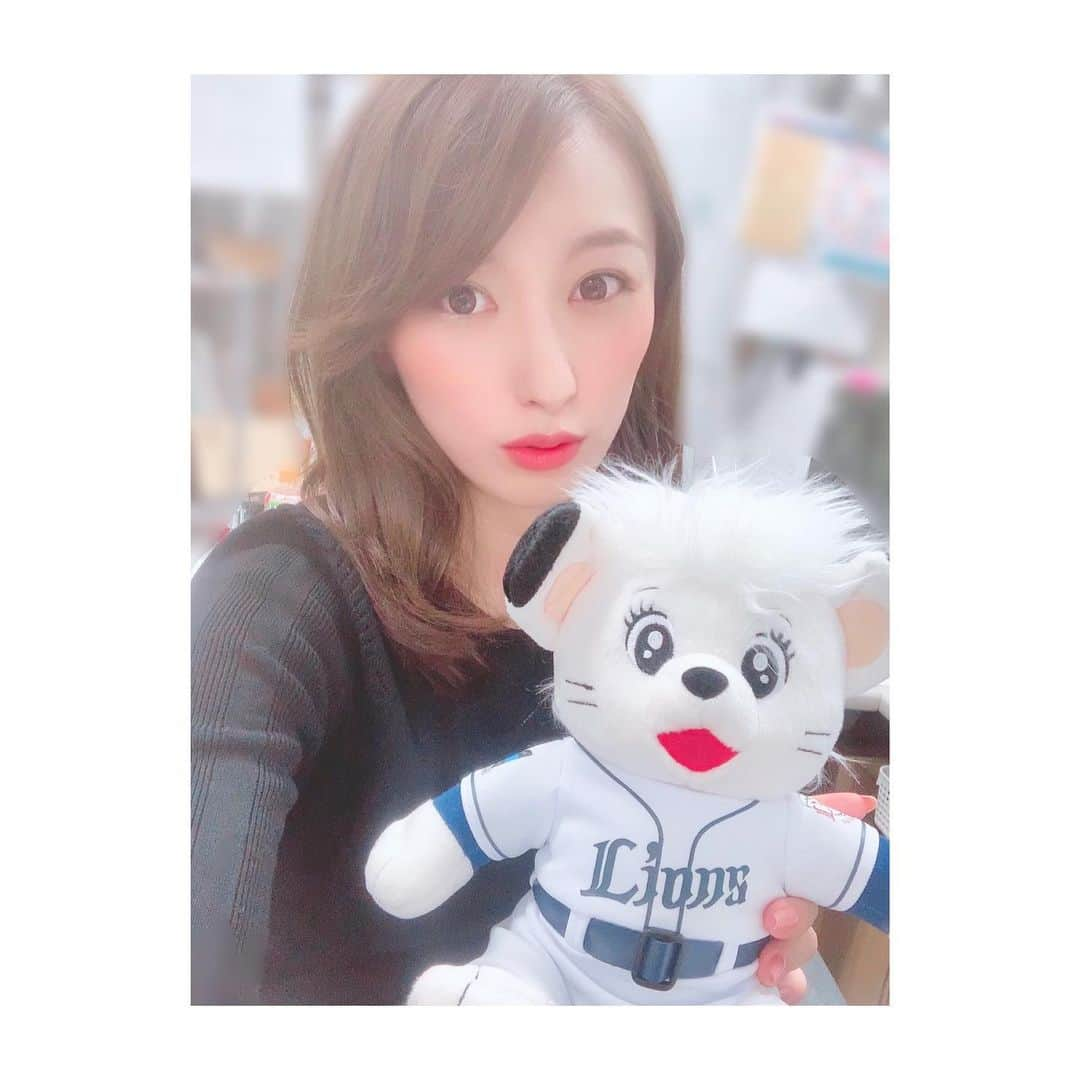 楠紗友里さんのインスタグラム写真 - (楠紗友里Instagram)「今朝はNack5ニュースでも繰り返し台風情報をお伝えしています🌀 かつて経験したことのない規模ということでとても不安ですが、今日のうちにできる対策はしましょうね！ * プロ野球CS盛り上がっていますが、西武が少し心配😂😂 巨人は今日の試合次第ですねっ！🥺✨✨ 明日の試合は順延予定なのでご注意を☔️ * #お仕事 #ラジオ #fm #Nack5 #レディオファントム #台風 #台風19号  #goodmorning #radio #work #プロ野球 #CS #クライマックスシリーズ #埼玉西武 #西武ライオンズ #ライナ　#⚾️ #さゆスポ  #baseball #sports」10月11日 7時28分 - sayuri_kusunoki