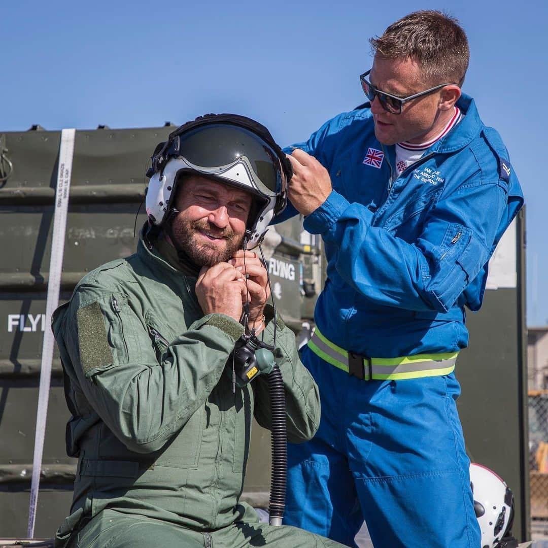 ジェラルド・バトラーさんのインスタグラム写真 - (ジェラルド・バトラーInstagram)「I had such an amazing time with these guys. Thanks to the @RAFRedArrows for taking me on the ride of my life! #RedArrowsTour」10月11日 7時35分 - gerardbutler