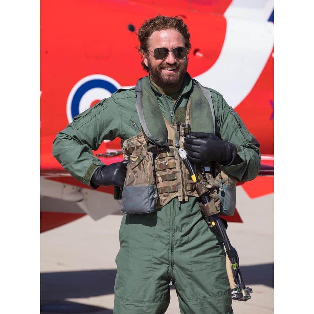 ジェラルド・バトラーのインスタグラム：「I had such an amazing time with these guys. Thanks to the @RAFRedArrows for taking me on the ride of my life! #RedArrowsTour」