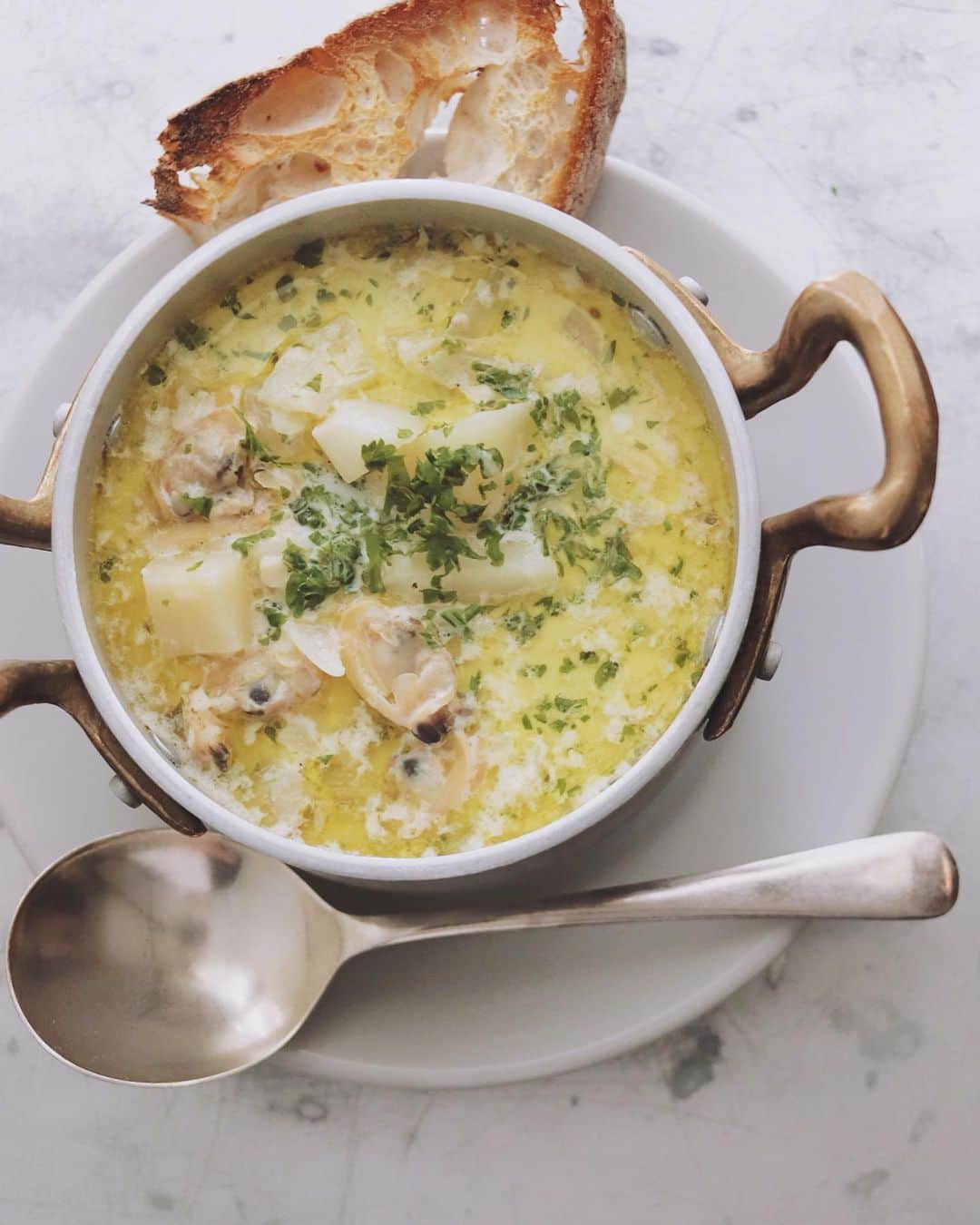 樋口正樹さんのインスタグラム写真 - (樋口正樹Instagram)「clam chowder . 今朝は温まるスープで、 アサリとジャガイモの クラムチャウダーです。 . . #クラムチャウダー #clamchowder #soup #chowder #Ballarini」10月11日 7時40分 - higuccini
