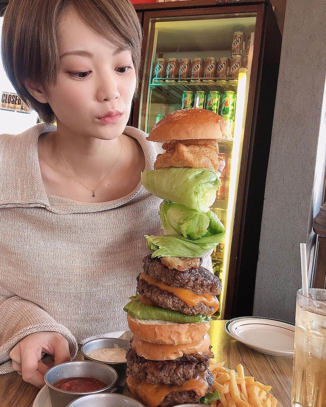 芹川有里さんのインスタグラム写真 - (芹川有里Instagram)「うへへ🍔🤤 どこでっしょ？✨ このスペシャルバーガーは4人がかりでも 食べられませんでした😂 . 本気でいつも思うけど、私は超絶人に恵まれている（ ; ; ） 仕事でもプライベートでもなんでもかんでも😢✨ 感謝の気持ちを忘れずにゆるゆると過ごしてゆこう☺️ . それにしても今回の台風やばいの？ 萩その他住まいのいとこと友達がむちゃくちゃ心配してくれてるけどあまり実感がない🙄 しかし見事に明日だけ予定がないので引きこもる！！！ 冷食と水買っとこ、、、！！！ . tops...@antiquaantiqua . #台風19号#ハギビス#引きこもり大作戦 #タワーバーガー#ボリュームすごい#アメリカンサイズ#映え#映えとは #日々感謝#みんなありがとう#LOVE」10月11日 7時43分 - seri53