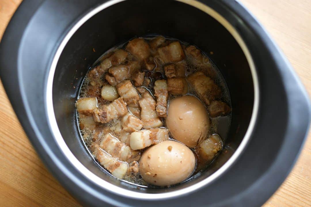Komerco-コメルコ-さんのインスタグラム写真 - (Komerco-コメルコ-Instagram)「. 土鍋が華麗に進化！「best pot」が優れもの . 本体は三重県四日市の萬古焼、蓋は重厚感のある鉄鋳物でできた土鍋「best pot（ベストポット）」。 蓄熱性が高く、煮込み料理はお手のもの。短い加熱時間で食材の旨みを引き出してくれます。 . 今回はこのbest potを使ってつくる、台湾の定番料理 #魯肉飯 と #ちぎりパン をご紹介しています。特にパンはふわふわでしっとりとした仕上がりにKomercoスタッフも驚き👀✨ ハードルが高そうに見えて意外とお手軽なレシピですので、ぜひお試しください！ . ------------------------------- ▷コメルコバナシは、Komercoアプリのホーム画面でご紹介している読みもの。クリエイターや作品の魅力を紹介し、モノからはじまる料理の楽しさと可能性を提案しています。 . ▷iOS版Appダウンロードはプロフィールリンクから📲 @komerco_official ------------------------------- . #komerco #コメルコ #cookpad #クックパッド #komercoごはん #料理をもっと楽しく #いつものいただきますを楽しく #おうちごはん #おうちごはんlover #instafood #foodpic #cookinglove #手しごと #komercoクラフト #三重 #萬古焼 #bestpot #ベストポット #台湾グルメ #台湾料理 #パン #手作りパン #手ごねパン #ごまパン #土鍋 #ルーロー飯」10月11日 7時45分 - komerco_official