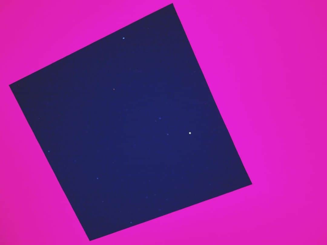 松島エミのインスタグラム：「Bedroom ceiling + starry sky ✨ #jamesturrell」