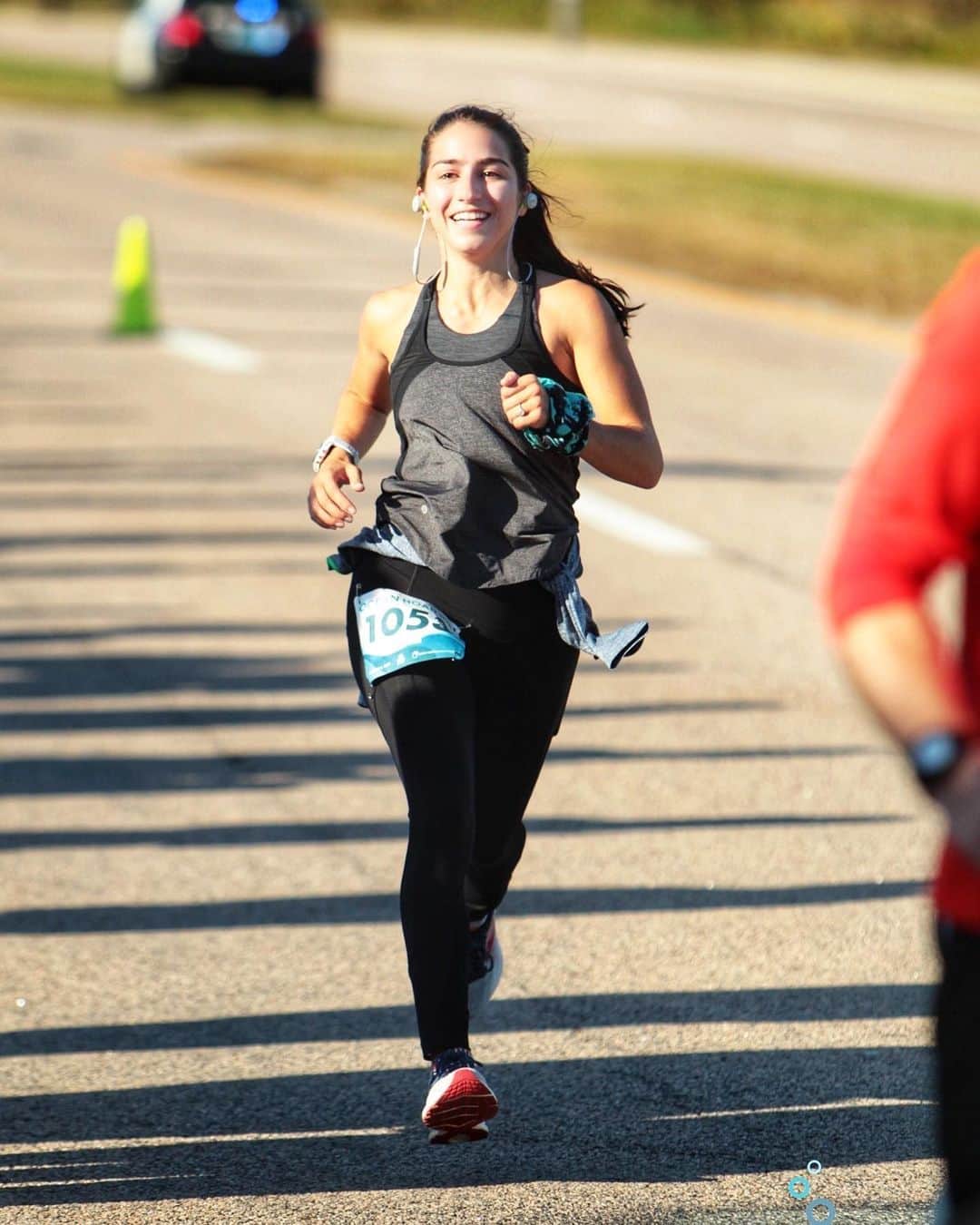 マリッサ・キャステリのインスタグラム：「Running makes me 😃 . . . . . . *#runningmotivation #thesweatlife #oceanroad #running #10k」