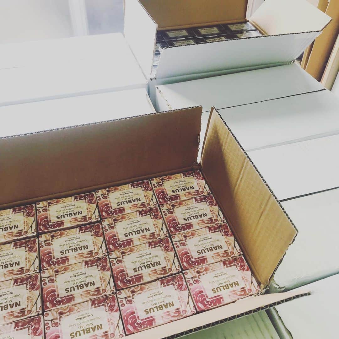 Nablus Japanのインスタグラム：「#ナーブルスソープ #ダマスクローズ  の新しいパッケージが #パレスチナより到着しました。一足早く空輸しました！  お客様の意見を取り入れて、「パッケージのままプレゼントできる石鹸」をテーマにつくりました。検品後、もうすぐリリースします。 . . #nablussoap」