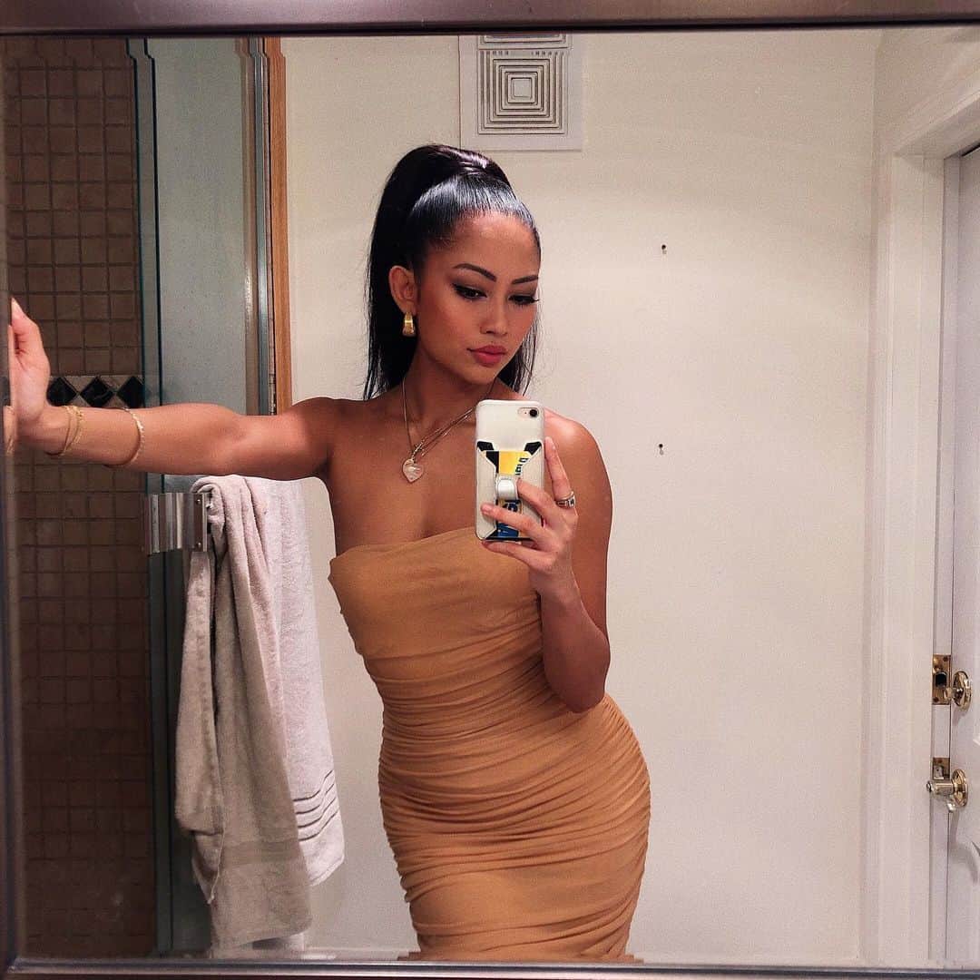 エイミー・ファムのインスタグラム：「what does a house wear? a-dress 😎」