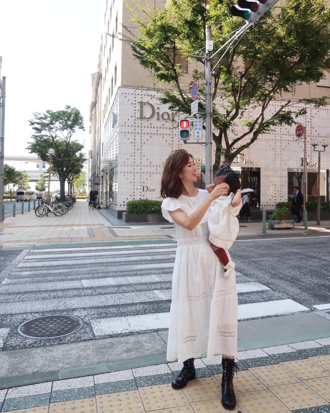 川人未帆さんのインスタグラム写真 - (川人未帆Instagram)「・ 少し前に弾丸で神戸へ。 仕事以外で行くのは3年ぶり。 離れてみて思う、こんな綺麗な街だったんだ〜って✨ ・ サングラスは娘にとられがちに😂 にゃねめ(めがねのつもり)と言って私にかけてくれたり(だいたい上下反対)自分でかけようとする🕶 #今日のわたちたち ・」10月11日 8時42分 - miho0319kawahito