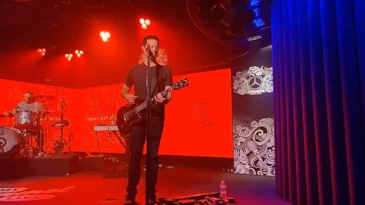 トム・リントンのインスタグラム：「Tune into @jimmykimmellive tonight at 11:35 PM PDT to watch us perform some new songs.」