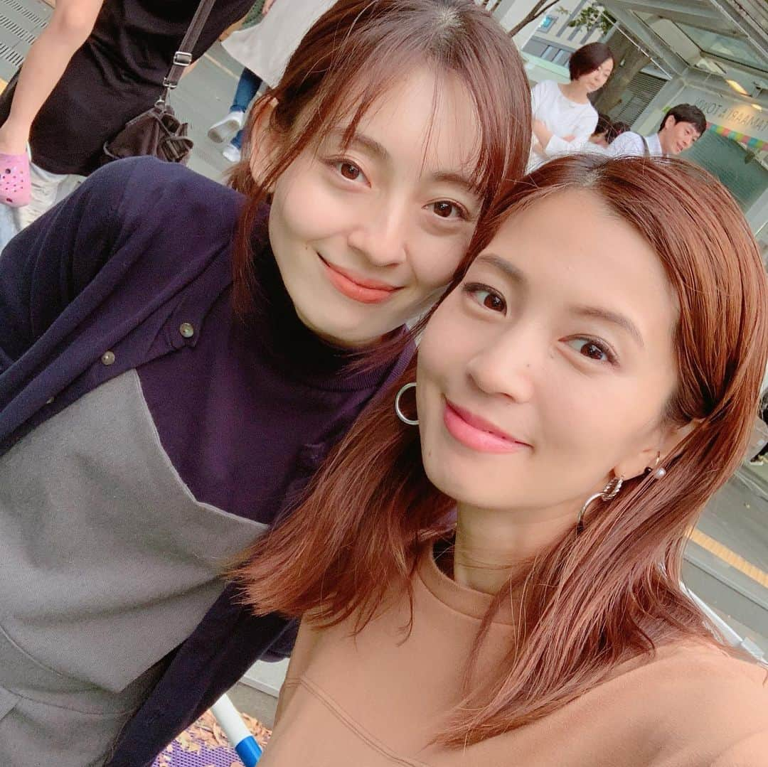 安田美沙子さんのインスタグラム写真 - (安田美沙子Instagram)「昨日は人生初のNBAを、りかりかと見に行きました😊🏀✨ 会場のオーラも凄かったし、これがバスケ部時代の私が、深夜にテレビで見ていたたNBAか、と感慨深かった。スラムダンクの主題歌流れたのも嬉しかった😍 ハーデンの華麗なボールさばきに鳥肌が立ったし、イバーカの美しい3Pも感動した。 とにかくあの空気を味わえて幸せでした！ 息子は、りかりかの娘ちゃんとはしゃぎ過ぎてバタンキュー。でも、熊や恐竜のキャラクターに大興奮でした❤️ いつしかりかりかと競馬からバスケまでスポーツ仲間♥️ . . . #instagood #nba #nbarakuten  #basketball #埼玉スーパーアリーナ  #raptors #rockets」10月11日 9時09分 - yasuda_misako