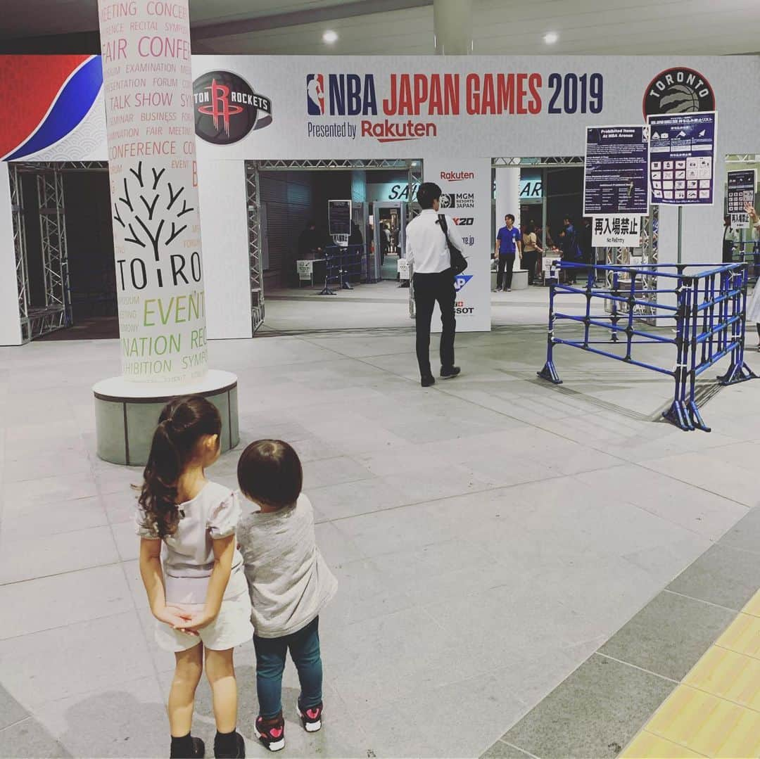 安田美沙子さんのインスタグラム写真 - (安田美沙子Instagram)「昨日は人生初のNBAを、りかりかと見に行きました😊🏀✨ 会場のオーラも凄かったし、これがバスケ部時代の私が、深夜にテレビで見ていたたNBAか、と感慨深かった。スラムダンクの主題歌流れたのも嬉しかった😍 ハーデンの華麗なボールさばきに鳥肌が立ったし、イバーカの美しい3Pも感動した。 とにかくあの空気を味わえて幸せでした！ 息子は、りかりかの娘ちゃんとはしゃぎ過ぎてバタンキュー。でも、熊や恐竜のキャラクターに大興奮でした❤️ いつしかりかりかと競馬からバスケまでスポーツ仲間♥️ . . . #instagood #nba #nbarakuten  #basketball #埼玉スーパーアリーナ  #raptors #rockets」10月11日 9時09分 - yasuda_misako