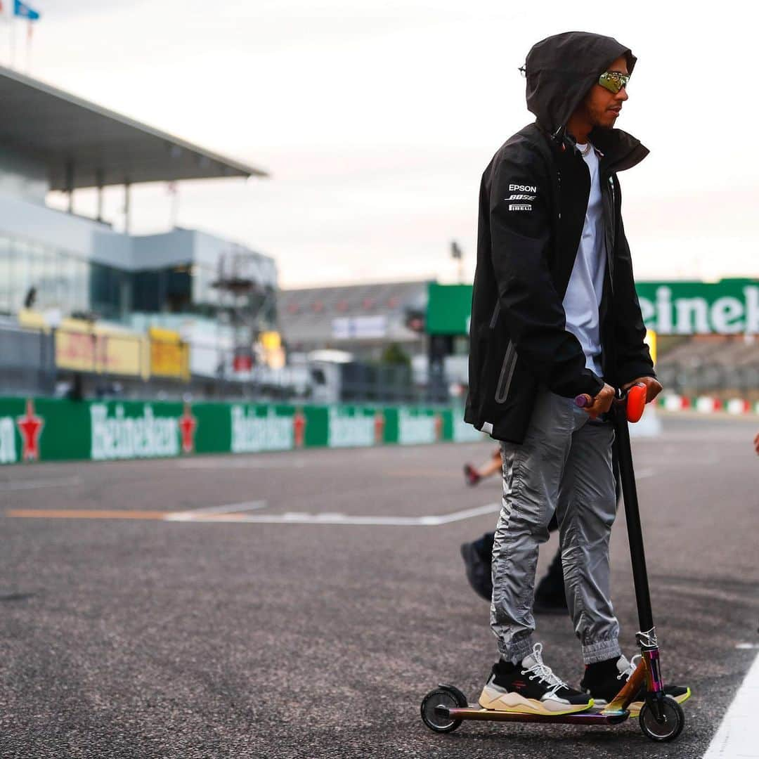 MERCEDES AMG PETRONASさんのインスタグラム写真 - (MERCEDES AMG PETRONASInstagram)「Suzuka Scootin’ 🛴😎 @lewishamilton • #MercedesAMGF1 #MercedesAMG #F1 #PETRONASmotorsports #LH44 #JapaneseGP」10月11日 9時11分 - mercedesamgf1