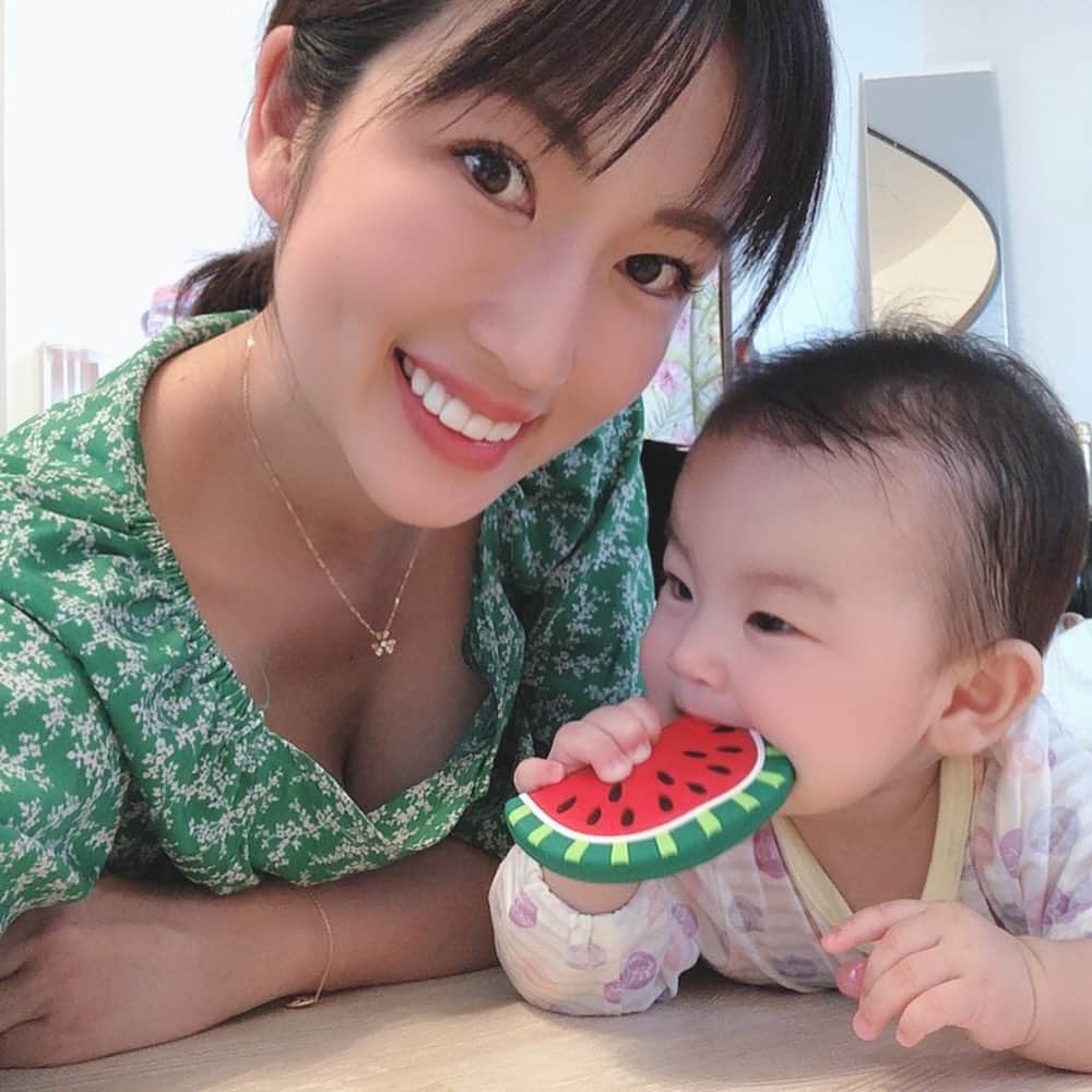 のインスタグラム：「今日でももちゃん生後6ヶ月❣️ ハーフバースデー✨✨おめでとう🎉 今のところ風邪も引かずすくすく元気に育ってくれています✨😋最近はお座りも少しの時間ですが出来るようになったり、うつ伏せで移動していたりと少しずつ成長していってます^_^ ももちゃんいつもありがとう😊💕 ママ、これからもももちゃんのために頑張ります❣️ #生後6ヶ月#生後半年#ハーフバースデー#赤ちゃん#ハッピーベイビー#女の子ママ#親バカ#赤ちゃんのいる生活 #ママリ#ベビフル#おめでとう#ももちゃんです🤗」