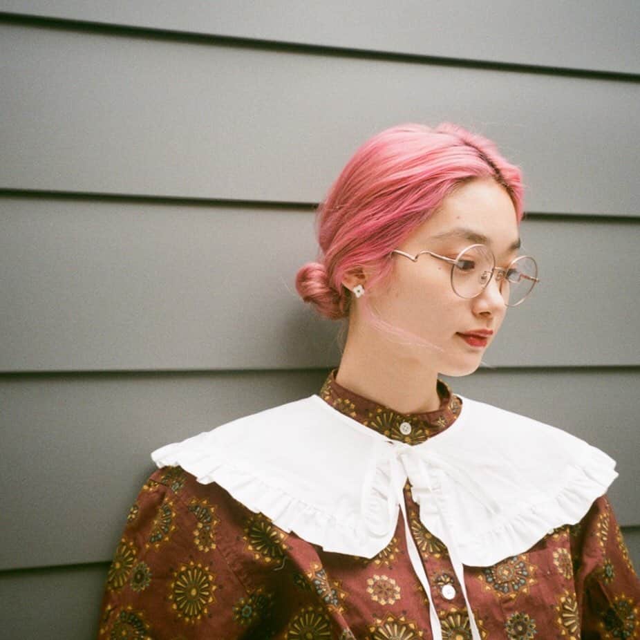 Zoff Officialのインスタグラム：「Zoff×LOVE BY e.m.eyewear collection / ZO193001_41F1 Model @_0138n サイドのツイストデザインが、アップにアレンジしたヘアスタイルと相性抜群◎。 きっちりとしたまとめ髪にも、さりげない隙と、こなれた印象を与えてくれます。 #Zoff #FASHION #eyewearstyle #メガネ #ゾフ女子 #Zoffコーデ #渋谷  #グランド東京渋谷 #渋谷マークシティ」