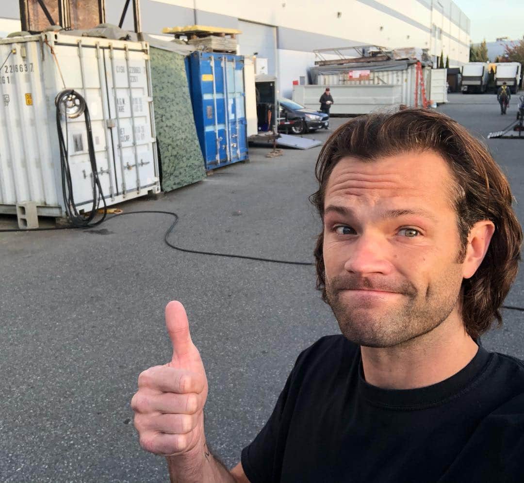 ジャレッド・パダレッキのインスタグラム：「Wrapped for the day and headed home to watch the #supernatural #season15premiere Thanks y’all ❤️ #spnfamily #mentalhealthawareness」