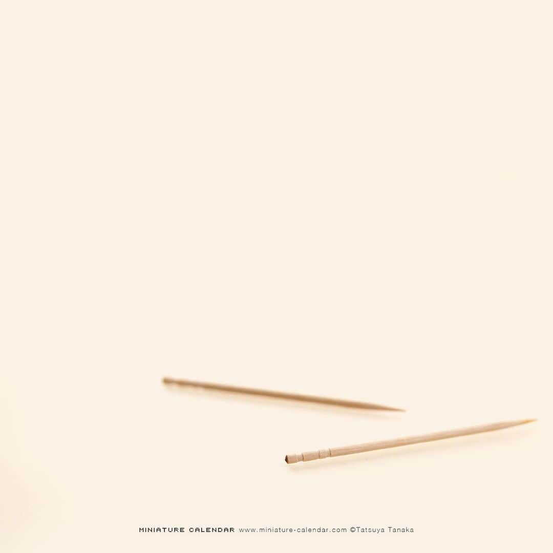 田中達也さんのインスタグラム写真 - (田中達也Instagram)「. 10.11 fri “Toothpick Throw” . なげやりな槍投げ . #爪楊枝 #やり投 #たこ焼き #Toothpick #JavelinThrow ─────────────── 《Exhibition info》 . 【MINIATURE LIFE展 in 福岡】 Miniature Life Exhibition in Fukuoka 8/31 sat - 10/14 mon ※火曜日休館 #MiniatureLife展 #ミニチュアライフ展 . ─────────────── 《Next Exhibition info》 . 【MINIATURE LIFE展 in 金沢】 Miniature Life Exhibition in Kanazawa 10/18 fri - 11/4 mon .」10月11日 9時39分 - tanaka_tatsuya