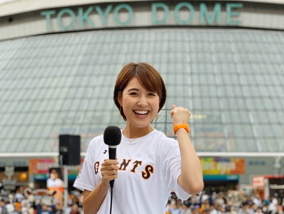 佐藤由季さんのインスタグラム写真 - (佐藤由季Instagram)「あと1勝⚾️ 何が何でも日本シリーズ進出🔥 そして日本一へ🏆✨ プレポスファミリー総動員で 挑んでいます！！ ・ リポーター5年目にして 初めてスタジオ解説席に座るという ど緊張なこともしましたが😱 ※決して解説はしてないですよ（笑） 一番最後の写真が本気のど緊張姿🤣 リポーター阿部さんが本番直前のモニターを 隠し撮りしてくれていたようです（笑） でも、ファミリーが支えてくれるんです☺️ 沢山のツイートにも助けてもらいました🙏 ありがとうございました🧡 ・ ジャイアンツスクエアステージも プレポスファミリー阿出川さん阿部さんに お願いしたら快く特別出演してくれて😭✨ ジャイアンツファンの皆さんも 温かかった🧡熱かった🔥 ・ さぁ チーム一丸！！ ファン一丸！！ プレポスファミリー一丸！！ で、今日！日本シリーズ進出！！ 決めましょーーーーう👊✨ #giantsPP  #プレポス  #総動員  #清水隆行 さん #阿出川浩之 さん #阿部智帆 さん #佐藤由季  #初の試み  #ど緊張 （笑） #リポーターズも揃った 🧡 #クライマックスシリーズ  #ファイナルステージ  #ジャイアンツ  #あと1勝 で #日本シリーズ進出  #日本一へ 🏆 #ジャイアンツスクエア  #ステージMC  #今日はアデ兄さん  #お天気もちますように 🙏 #チーム一丸  #ファン一丸  #プレポスファミリー一丸  #今日も勝つ ⚾️」10月11日 9時39分 - yukisato0710