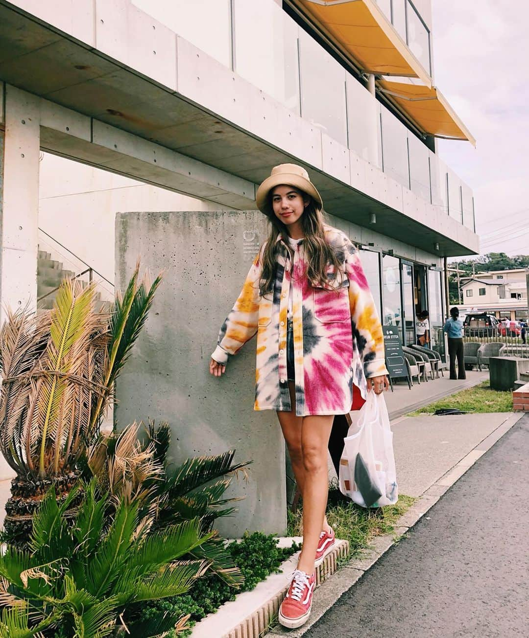 Rika Vanessaさんのインスタグラム写真 - (Rika VanessaInstagram)「ここ数年、憧れている ブランドがありまして。 " @freada__official " ・ メキシコの女性画家 Frida Kahlo(フリーダ・カーロ）が ブランドアイコンというどタイプの ブランドでして🌹🌹 ・ つ、つ、ついに… 着れる日が来ました😭😭❤️ ・ このタイダイ染めのシャツ、 可愛すぎません？ しかも暖かくて毎日羽織として 着てる🤣🤣 ・ 裏地が写ってないけど ピンクでめちゃくちゃ可愛い。 ・ ・ これはMサイズだけど Lなら男性も着れるんだよ💭 ・ 染めているから一点一点違くて そういうのもたまらない…🥺💕 ・ ・ 一生着続けるし、 いつかメキシコに着ていきたいw ・ フェスでワンピースみたいに 着るのも楽しみ🥰 ・ ・ @freaksstore_official で 買えるよ✌🏽✌🏽 私はテラスモール店ラブだから❤️ ・ 限定数だから 急いで🤫🤫🤫 ・ ・ ・ #freada #freaksstore #freaksstore shonan #fashion #tiedye #ootd #hippie #bohostyle #kamakura #フリーダ #フリークスストア #ファッション #コーディネート #タイダイ #タイダイ染め #シャツ」10月11日 9時39分 - rikavanessa._