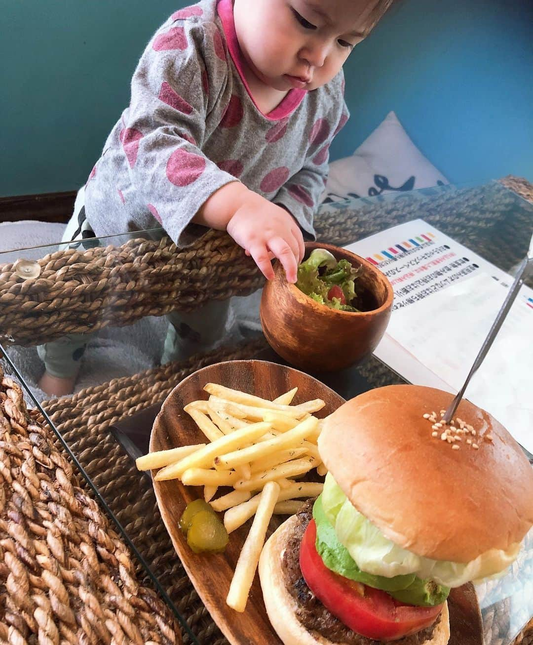 美奈子さんのインスタグラム写真 - (美奈子Instagram)「先日ランチで食べたハンバーガー💕  何ヶ月かぶりに 友達とランチ‪⸜(*ˊᵕˋ*)⸝‬ ボリュームたっぷりで 美味しかった🍀  リフレッシュできたので また頑張るぞ🤗  #ランチ #ハンバーガー #小雪は #サラダが気になる #美奈子」10月11日 9時45分 - minako_official