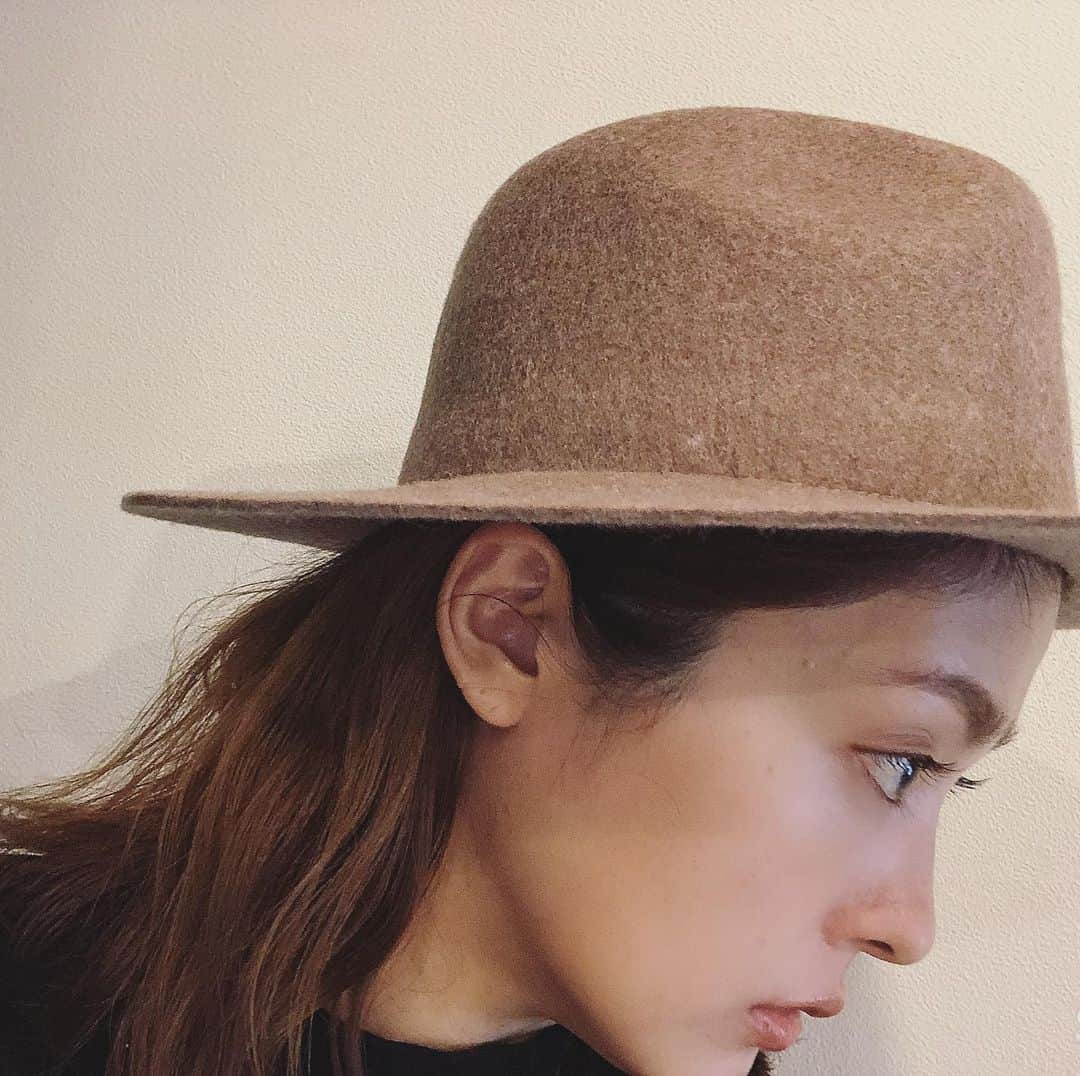 平山あやさんのインスタグラム写真 - (平山あやInstagram)「帽子が好きすぎる。 最近ずっとこのハットばかり被ってる🎩✨ みなさん、台風には十分気をつけましょう！  #ayahirayama」10月11日 9時49分 - aya_hirayama