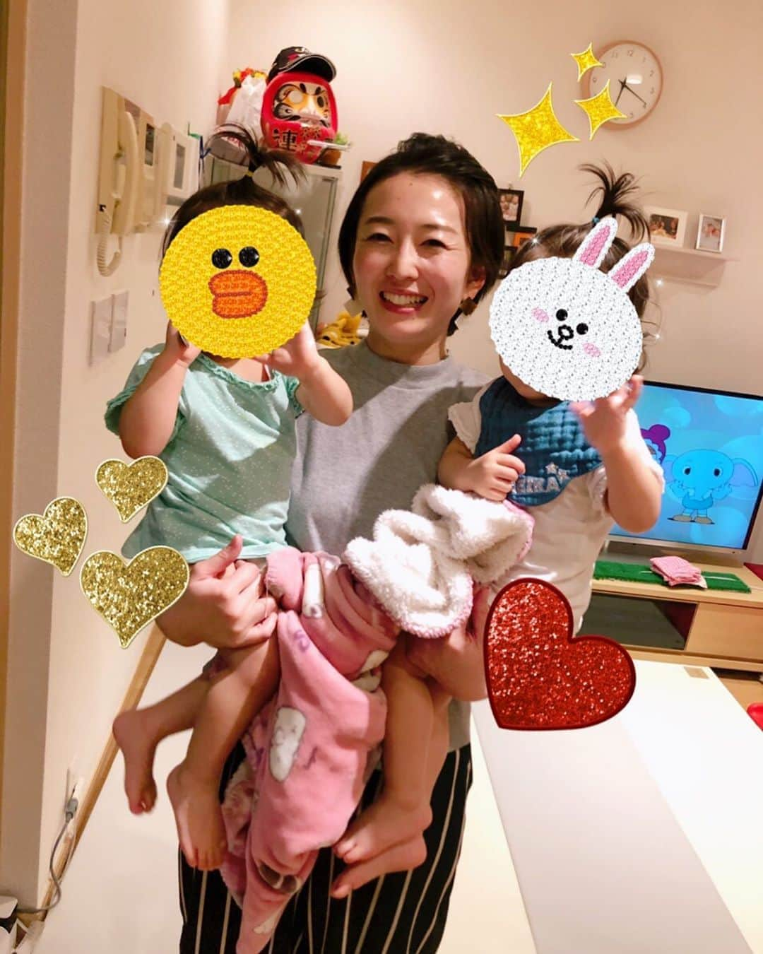 角谷暁子さんのインスタグラム写真 - (角谷暁子Instagram)「このお方に会いに行ってきました‼️ 双子momさん、、、✨ 角谷〜いつでもおいで〜と言ってくださって、ご馳走になって、マシンガントークをして、最後にはプレゼントまでくださる、こちらのお方。 尊敬してやまない先輩です。  可愛い双子ちゃんを、一度に抱っこしながら、 「あれ〜、さっきお昼寝させたのはどっちだったかな〜、忘れちゃったな〜、まあいいか〜！」とニコニコおっしゃっていて、 狩野さん...🥺🥺🥺💓 となりました。  いつもスーパーハイパー元気をくださる狩野さん、お邪魔しました💓  #テレ東 #狩野恵里 アナ」10月11日 9時55分 - kadoya_akiko