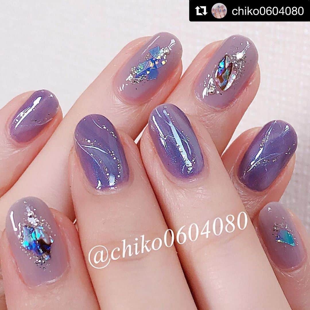 のインスタグラム：「@chiko0604080 さん PLANET NAIL Basic Line PLB15 巡る流星群 を使用したネイルアレンジのご紹介ありがとうございます💅 ・ #Repost @chiko0604080 with @get_repost ・・・ ・ ・ フィルム×シェルネイル💅 ・ ・ 今回初めてガラスフィルムという物を使ったのですがこれはハマりそうな予感‼︎‼︎ 見る角度や光の加減で多色に輝いて かわいい…🥰 あと接着式なのに小さくカットしてもフィルムだけ簡単に分離する事ができて使い勝手が良かったです☺️ ・ ・ そして組み合わせたポリは大好きなこの2色💜 DAZZSHOPのパープルは繊細なブルーシマー入りでホント綺麗！ ミルクコートでシャシャーとしてからクラックを入れてみました✨ ZOYAのパープルは以前まみたんから頂いた物で、絶妙なくすみ具合がお気に入りです🎁✨ プラネットネイルの#巡る流星群 でキラキラ増し〜☆彡 ・ ・ ・ 台風怖いですね😖 先月のよりも大きとか…不安。 大きな被害がなく過ぎ去りますように🙏 ・ ・ ・ 〈使用ポリ〉 OPIネイルエンビー／グロッシーミルクコート、ラベンダーコート／プラネットネイル 巡る流星群／DAZZSHOP 03／ZOYA ZP934／ウィンマックスネイル白色／クイッククリスタルコート ・ ・ ・ ・ @allthatnail_jp  高品質シェルシール01／接着式ガラス長方形フィルム／ネイルアート細筆ブラシ3種セット／12色ホロ糸セット／大容量メタルスタッズラウンド シルバー1.0／ストーンピッカーツール ・ ・ ・ #セルフネイル #セルフネイル部 #ポリッシュ #秋ネイル #冬ネイル #おしゃれ #ネイルデザイン #ネイルアート #ファッション #かわいい #nail #selfnail #ネイル #シンプルネイル #youcamメイクシェア #グロッシーコート #スキューズミー #手元クラブ #私のTRILLpic #大理石ネイル #天然石ネイル #네일 #美甲 #シェルネイル」
