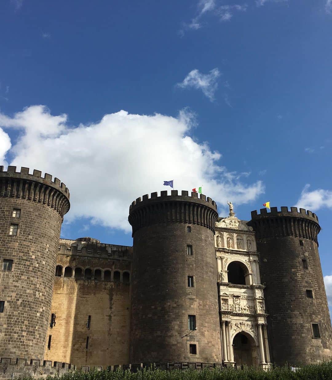 小橋めぐみさんのインスタグラム写真 - (小橋めぐみInstagram)「ナポリの下町の喧騒を抜け、南端に来ると、目の前に聳える巨大な城、ヌオーヴォ城。 1294年に建てられたこの城は、城塞と同時に、王様が住む王宮としての機能も備えていて、今では博物館として使われているそう。 ナポリの街を700年間見守ってきたヌオーヴォ城の重厚感と華やかさに圧倒された🏰」10月11日 15時51分 - megumikok