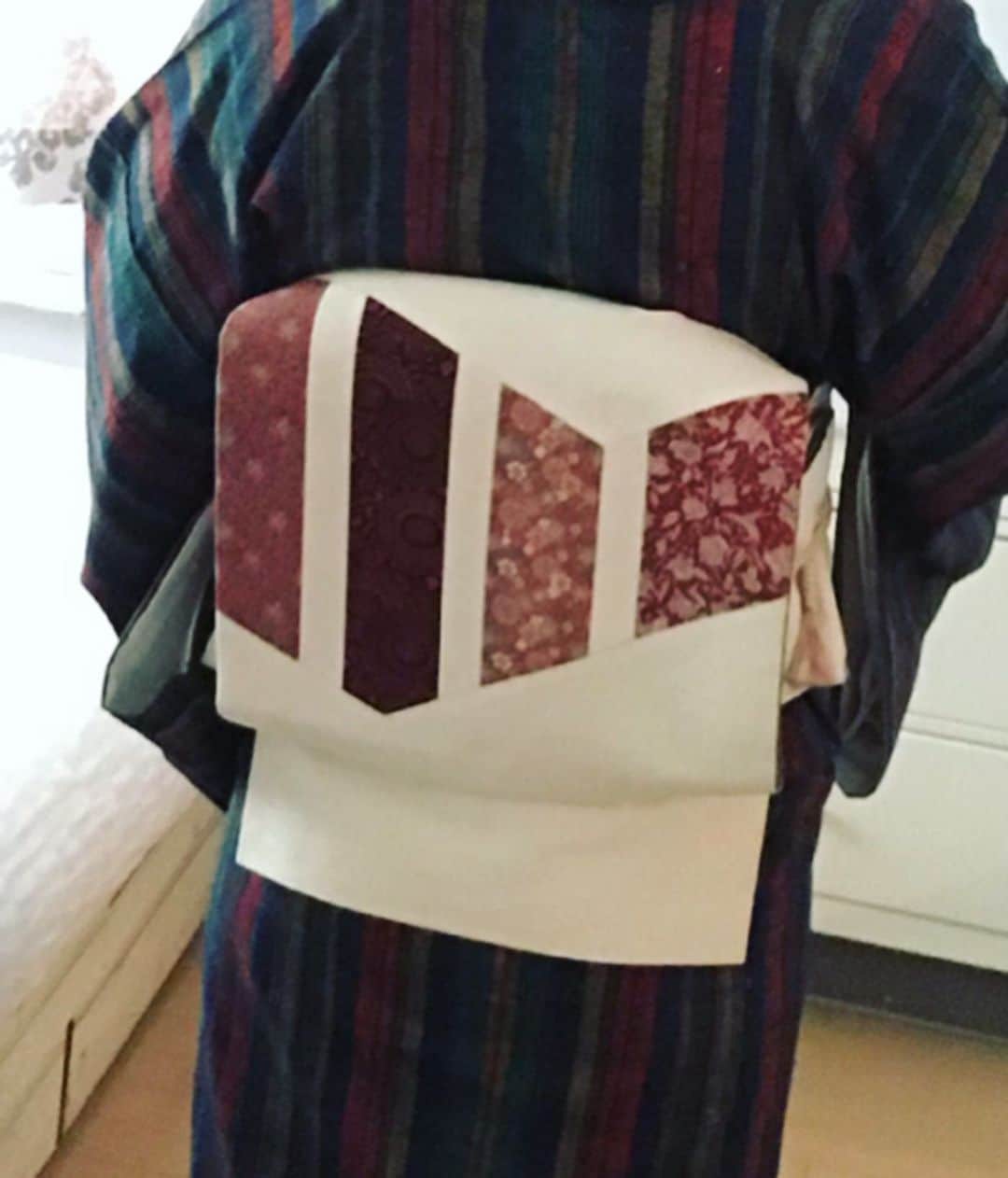 原田佳奈さんのインスタグラム写真 - (原田佳奈Instagram)「・ ・  10月からは袷の着物。  秋っぽい色合いの縞の紬に、切りばめの帯を合わせました。  この時期に丁度いい羽織りが欲しいなあ🤔  厚すぎず薄すぎずカーディガン感覚で羽織れるもの🍁  #着物 #着物コーディネート #kimono #秋コーディネート」10月11日 15時58分 - kanaharada1211