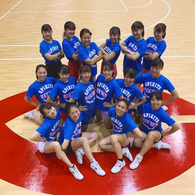 中央大学応援団チアリーディング部SPIRITSのインスタグラム：「おはようございます🙌 昨日、チーム写真を撮影しました😍 ・  1・2枚目の写真がAチーム、3・4枚目の写真がBチームになります😆✨ ・ 両チームとも協力し合い、一丸となって12月に行われる大会まで一生懸命に頑張ります💪🔥🔥🔥 応援よろしくお願いします🙇‍♂️❤️ ・ ・ #中央大学 #応援団 #チアリーディング部 #SPIRITS #cheerleading #体育連盟」