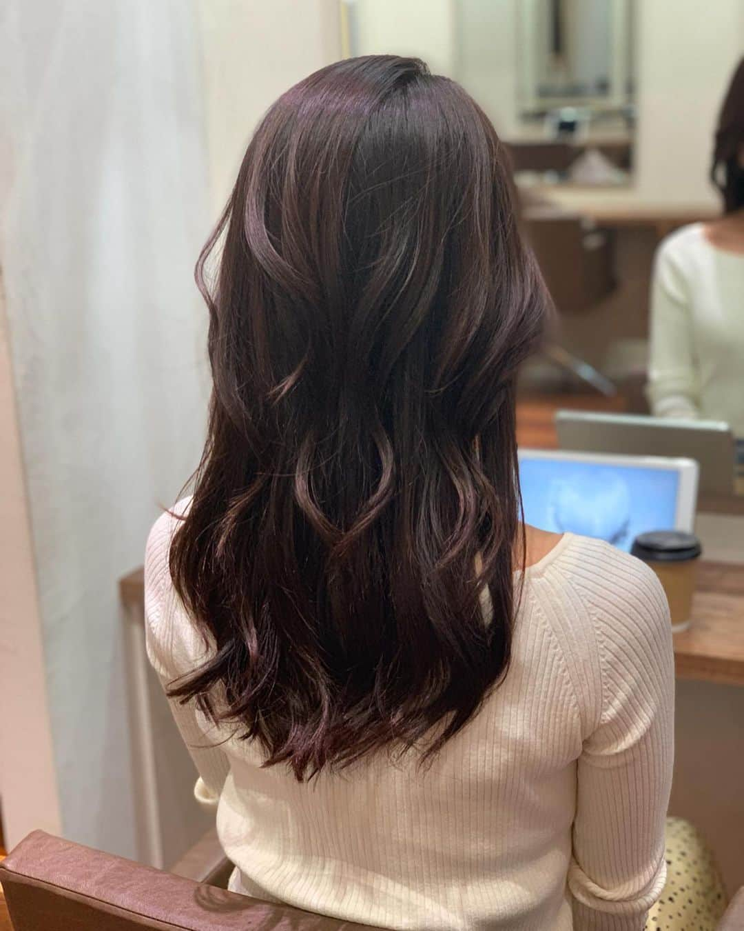 朝風れいさんのインスタグラム写真 - (朝風れいInstagram)「✨Hair maintenance✨ ・ ・ 昨日の夜は美容院でトリートメントとヘッドスパを‪‪(൦◟̆◞̆൦)♡‧˚₊*̥ カラーは迷ったけど、相談して次回に。 ・ ・ 昔から思ってたけど、美容師さんのドライヤーとブラシ使いのテクニックは、本当に凄い。魔法みたい✨ 我が髪よ…どうして美容師さんの言うことは、めっちゃ素直に聞くのに、私の言う事は全然聞いてくれないんだろう…🙄 コテも、同じものを使ってるとは思えない差です。 これが、プロと素人の差なんだな🤣 ・ ・ 綺麗にしてもらって、幸せです♡ありがとう😊 ・ ・ #hair #maintenance #美容院 #salon #表参道nex #nex #トリートメント #ヘッドスパ #爆睡 #美容師さん #魔法の手 #そんな事言ってる前に #そろそろ #いいブラシ #買いなさい ✋」10月11日 10時52分 - rei.wd