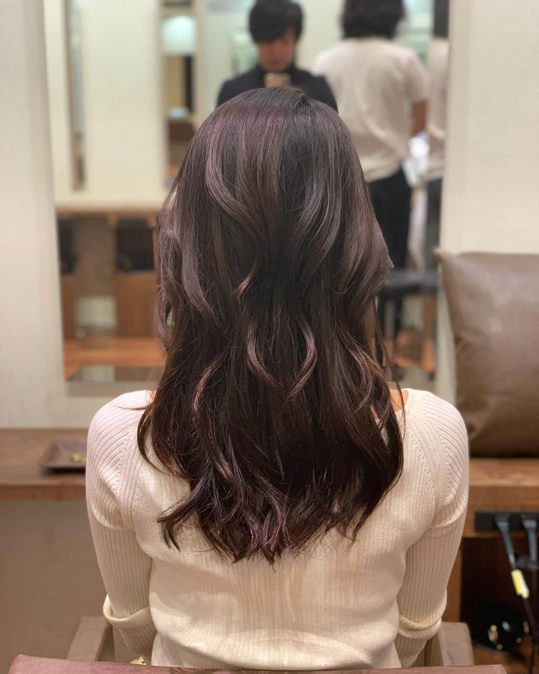 朝風れいさんのインスタグラム写真 - (朝風れいInstagram)「✨Hair maintenance✨ ・ ・ 昨日の夜は美容院でトリートメントとヘッドスパを‪‪(൦◟̆◞̆൦)♡‧˚₊*̥ カラーは迷ったけど、相談して次回に。 ・ ・ 昔から思ってたけど、美容師さんのドライヤーとブラシ使いのテクニックは、本当に凄い。魔法みたい✨ 我が髪よ…どうして美容師さんの言うことは、めっちゃ素直に聞くのに、私の言う事は全然聞いてくれないんだろう…🙄 コテも、同じものを使ってるとは思えない差です。 これが、プロと素人の差なんだな🤣 ・ ・ 綺麗にしてもらって、幸せです♡ありがとう😊 ・ ・ #hair #maintenance #美容院 #salon #表参道nex #nex #トリートメント #ヘッドスパ #爆睡 #美容師さん #魔法の手 #そんな事言ってる前に #そろそろ #いいブラシ #買いなさい ✋」10月11日 10時52分 - rei.wd