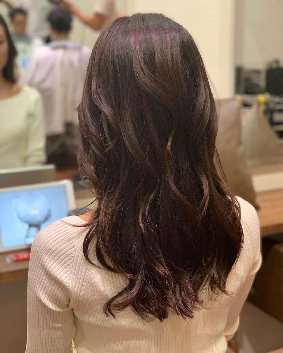 朝風れいさんのインスタグラム写真 - (朝風れいInstagram)「✨Hair maintenance✨ ・ ・ 昨日の夜は美容院でトリートメントとヘッドスパを‪‪(൦◟̆◞̆൦)♡‧˚₊*̥ カラーは迷ったけど、相談して次回に。 ・ ・ 昔から思ってたけど、美容師さんのドライヤーとブラシ使いのテクニックは、本当に凄い。魔法みたい✨ 我が髪よ…どうして美容師さんの言うことは、めっちゃ素直に聞くのに、私の言う事は全然聞いてくれないんだろう…🙄 コテも、同じものを使ってるとは思えない差です。 これが、プロと素人の差なんだな🤣 ・ ・ 綺麗にしてもらって、幸せです♡ありがとう😊 ・ ・ #hair #maintenance #美容院 #salon #表参道nex #nex #トリートメント #ヘッドスパ #爆睡 #美容師さん #魔法の手 #そんな事言ってる前に #そろそろ #いいブラシ #買いなさい ✋」10月11日 10時52分 - rei.wd