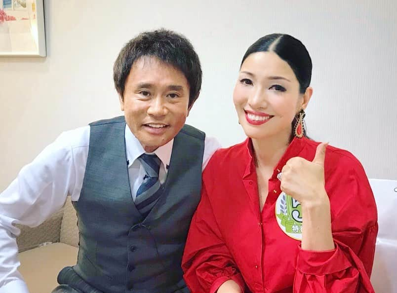 アンミカさんのインスタグラム写真 - (アンミカInstagram)「MBS【プレバト 俳句＆水彩画タイトル戦！過去最大の波乱３時間ＳＰ】 有り難く、一位🥇を頂きました！！ 昨年の秋に、旦那様と思い出の【天王洲のT.Yハーバー】付近を10日ほどかけて書き、有難く特待生5級に上がり、それから一年、、、 今回の名人や他の特待生の先輩との対決になり、ドキドキでした。。。 一人一人が封筒を選んで中身を開けたら、、、私のテーマは【谷中商店街】 私は今の実家もほぼ商店街の中。幼少期から商店街で育ってきたので、気持ち的にはとても情の湧く場所です❤️ 谷中商店街をくまなく歩き、たまたま【初音通り】という、戦前からの歴史ある通りに行き着きました。 新しい令和に向かう店と、戦前からのせんべい屋さんが、一緒にこの道を未来に紡いで行く姿、、 看板のそれぞれの字体が、店の個性を表していて、懐かしい自転車や新しいイタリアンの看板、私の暮らす大阪の桃谷や鶴橋の商店街とも、混在感のあるまとまりが似ていて、、、 この通りの懐かしさ、ノスタルジック感と、明るい未来、光と陰の部分、奥行きをしっかりと描きたくなりました✒️ 今後は、苦手な木々の表情や人、動物などにも挑戦して行きたいと思います！！ 感謝を込めて。。。 。 #デザインするジュエリーもデッサンなので水彩画鉛筆も使ってて少しデッサンタッチです、、、 #陰影と奥行き感を一番意識し同じ茶系を使い分け看板の白を反射する色によって塗り分けてみました。 #絵は毎回どこで止めるべきか書くべきかを悩みます。 #一番こだわったのは出前左の自転車🚲。 #東京に出てくる38歳まで大阪でどの局に行くのも自転車で有名だったので！笑 #最後に嬉しさをそのままに浜田さんと撮影して頂きました📸 @pb.ranking_official」10月11日 10時56分 - ahnmikaofficial