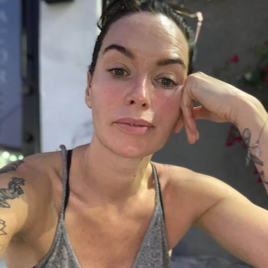 レナ・ヘディのインスタグラム：「Did I just get an amazing facial and body fix from the wonderful @cynmarietherapy ... yes YES I did.. And then I walked and sat outside a cupcake shop because my phone was all “Fuck you” I’m not working and you’re stuck... So @atticuslestrange sent a Lyft and I picked up some new Dahl tips from the lovely driver, so there Thursday ✌️」