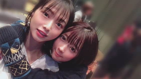 清水佐紀さんのインスタグラム写真 - (清水佐紀Instagram)「遅くなっちゃったけど... ゲネプロを観に来てくれたまぁちゃん💙 会えたことが嬉しくて抱きついちゃった。 #清水佐紀 #須藤茉麻 に #ハグ . ▷4枚目 まぁちゃんが前に共演した #鈴木まりや ちゃん #青柳伽奈 ちゃん ☝︎ 頭にそっと手を添えてくれてるまぁちゃん イケメンすぎ キュン。💘」10月11日 11時06分 - saki___shimizu