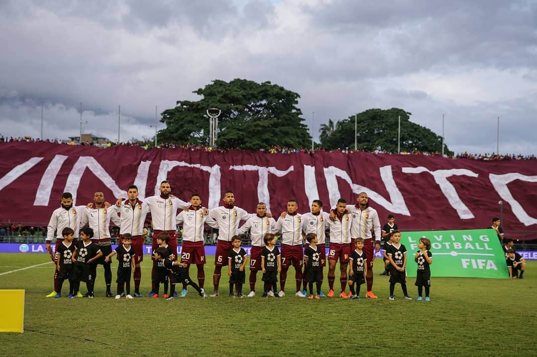 トマス・リンコンさんのインスタグラム写真 - (トマス・リンコンInstagram)「¡Gracias por el apoyo VENEZUELA! 🇻🇪💪🏻. - ⚽ Resultado final: Venezuela 4-1 Bolivia. 🔥 90 minutos para #ElGeneral Tomás Rincón.」10月11日 11時37分 - tr8oficial