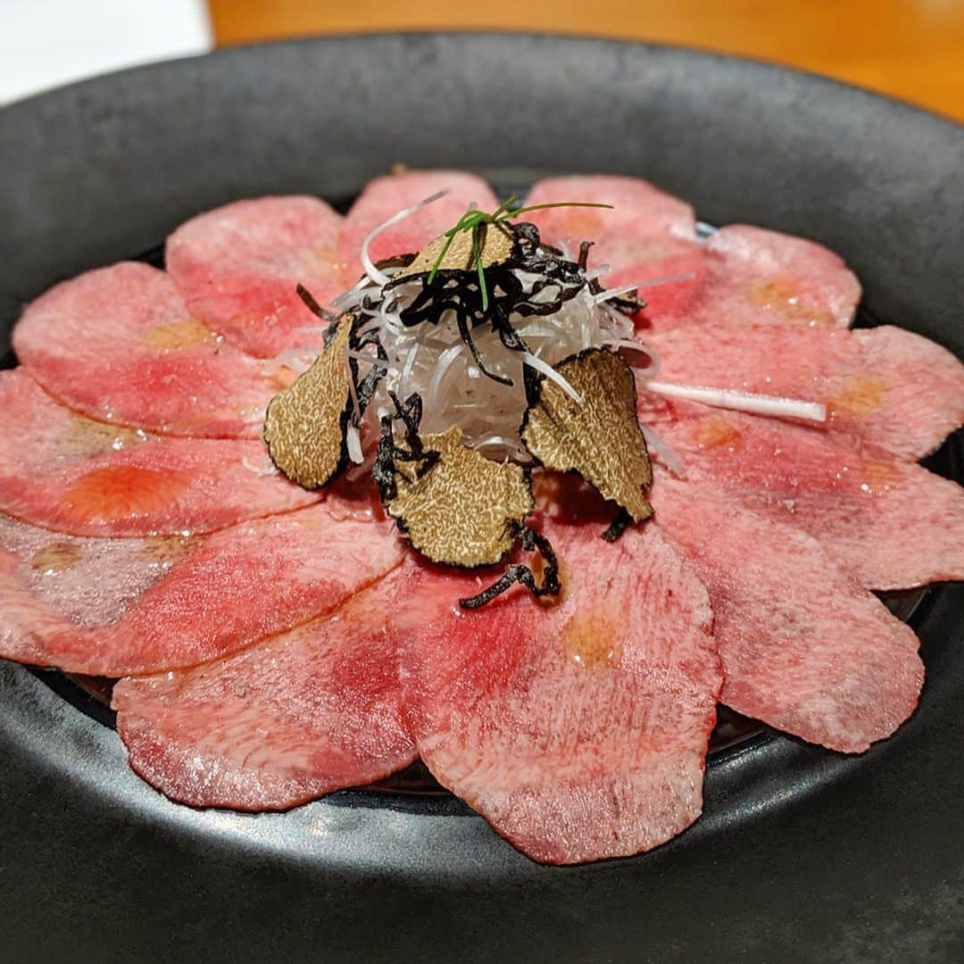 大見さなえさんのインスタグラム写真 - (大見さなえInstagram)「タン芯 黒トリュフTESSA😍🍖﻿ 表参道『焼肉 USHIDOKI TOKYO』続き﻿ ﻿ 低温調理した牛タンをスライスして、フグのテッサ風に✨﻿ 塩昆布がの塩気がいいアクセント☺️﻿ ﻿ ・味噌上タンのフォンデュ焼き﻿ 薄くスライスした味噌上タンをバケットにのせて﻿ 熱々のチーズをフォンデュ感覚で絡めて🤤🧀﻿ ﻿ 本来の焼肉スタイルにひと手間加えた﻿ リニューアルメニューです！✨﻿ ﻿ あとここのアボカドチャンジャハマる😍🥑﻿ ついおかわりした！！﻿ オシャレ空間で、女子同士できたり、﻿ 6人くらいで個室を使うのもオススメ😊﻿ ﻿ #ushidokitokyo #ushidoki #焼肉 #神宮前グルメ ﻿ #めぐログ_表参道 #肉女子 #肉テロ﻿ #yakinhku #meat #beef #めぐログ_表参道﻿ #表参道グルメ #表参道 #pixelで撮影 #お肉﻿ #肉 #生肉 #うにく #うしどき #ウシドキ」10月11日 11時47分 - tabe_megumi