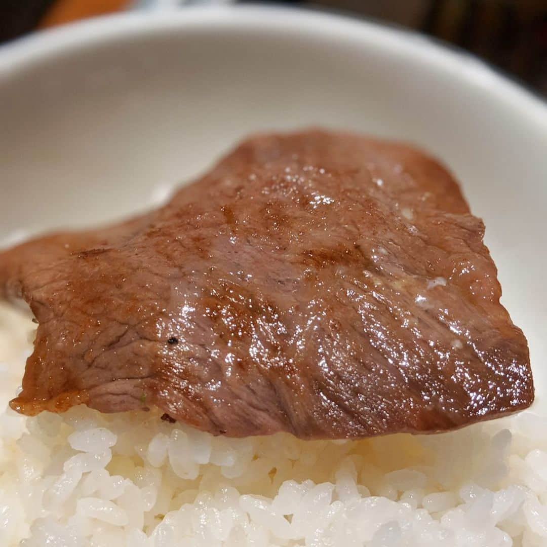 大見さなえさんのインスタグラム写真 - (大見さなえInstagram)「タン芯 黒トリュフTESSA😍🍖﻿ 表参道『焼肉 USHIDOKI TOKYO』続き﻿ ﻿ 低温調理した牛タンをスライスして、フグのテッサ風に✨﻿ 塩昆布がの塩気がいいアクセント☺️﻿ ﻿ ・味噌上タンのフォンデュ焼き﻿ 薄くスライスした味噌上タンをバケットにのせて﻿ 熱々のチーズをフォンデュ感覚で絡めて🤤🧀﻿ ﻿ 本来の焼肉スタイルにひと手間加えた﻿ リニューアルメニューです！✨﻿ ﻿ あとここのアボカドチャンジャハマる😍🥑﻿ ついおかわりした！！﻿ オシャレ空間で、女子同士できたり、﻿ 6人くらいで個室を使うのもオススメ😊﻿ ﻿ #ushidokitokyo #ushidoki #焼肉 #神宮前グルメ ﻿ #めぐログ_表参道 #肉女子 #肉テロ﻿ #yakinhku #meat #beef #めぐログ_表参道﻿ #表参道グルメ #表参道 #pixelで撮影 #お肉﻿ #肉 #生肉 #うにく #うしどき #ウシドキ」10月11日 11時47分 - tabe_megumi