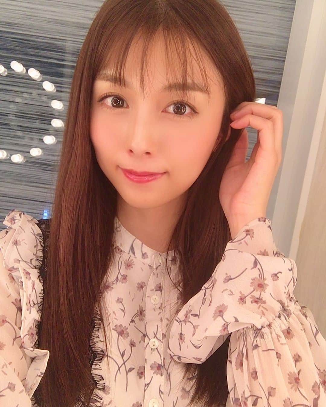 麻衣愛のインスタグラム：「前髪切りました✂︎ 鏡を見れば思い出すけど、お風呂上がりとか寝起きとか日常生活でまだ前髪があることを忘れてしまう😹  こんなに髪が長いのも久しぶりだし、前髪あるのも久しぶりなので楽しいです💕 #newhair #hairstyle #前髪 #ロングヘア #ロングストレート #個人的には前髪ありが好き」