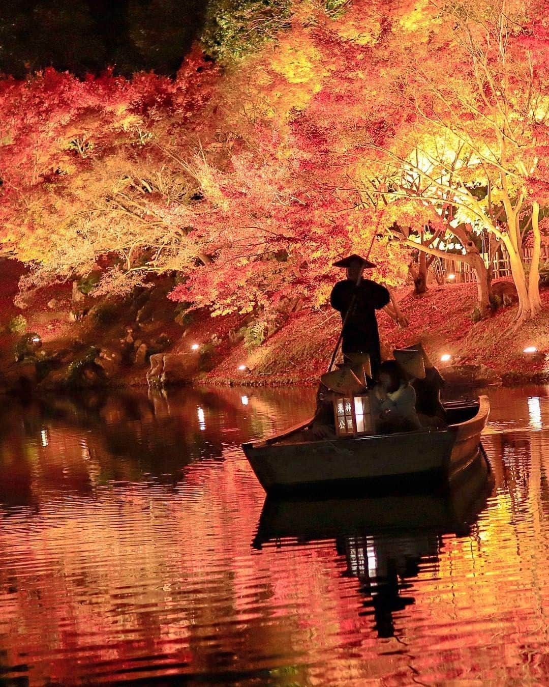 JALさんのインスタグラム写真 - (JALInstagram)「. The reflection of autumn foliage reflects across the water's surface in Ritsurin Park in Kagawa Prefecture. If you're planning a trip now, late November is the best time to catch these colorful views! 👀 #UncommonOctober . 一面の紅🍂 ライトアップは11月下旬～12月上旬まで✨ . . photo by @bluemoon.0408 Post your memories with #FlyJAL . #JapanAirlines #japan #ritsurinkoen #autumncolors」10月11日 12時04分 - japanairlines_jal