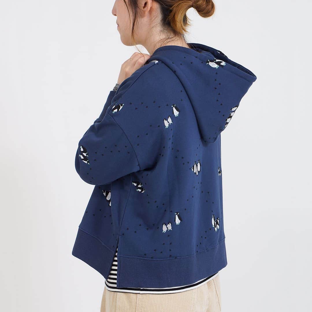 のインスタグラム：「【online shop先行販売中】 今シーズン人気のペンギン刺繍が、スウェットになって登場！程よい丈感、サイドのスリット、長めのリブなど、大人女子のカジュアルコーデに是非ともおススメしたいこだわりポイントが満載です。同じシリーズのパンツもご用意。 ※直営店は13日(日)から販売スタート！」