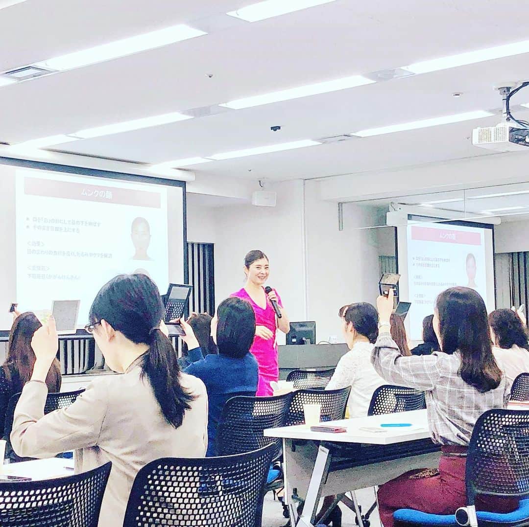 間々田佳子のインスタグラム：「昨日は朝から講座続き みなさんの笑顔に磨きがかかり さらにキラッとした瞬間が嬉しい！  #間々田佳子 #笑顔講座 #ぐるなび #こちら秘書室」
