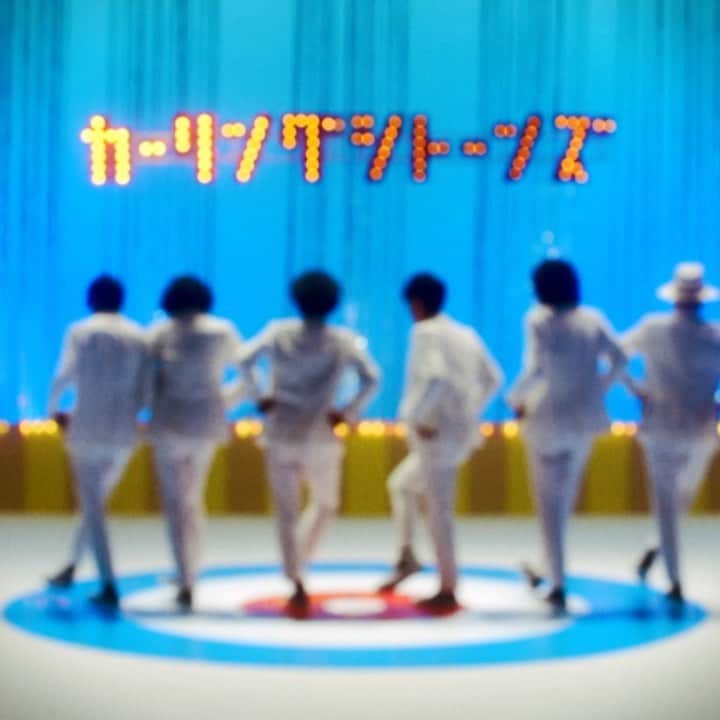寺岡呼人のインスタグラム：「カーリングシトーンズ最新楽曲「涙はふかない」のミュージックビデオ完成！ ﻿ とにかく最高！です。﻿ キレキレのダンスを見てくれー🥌﻿ そして、ダンス覚えてライブにきてね！ ﻿ ﻿ ■【カーリングシトーンズ】「涙はふかない」MV ﻿ https://youtu.be/-A3pG2Wdbbg ﻿ ﻿ #カーリングシトーンズ #奥田民生 #斉藤和義  #トータス松本 #yoking #浜崎貴司 #寺岡呼人 ﻿ #涙はふかない #こだわりの4:3の画角だぜ #氷上のならず者 ﻿」