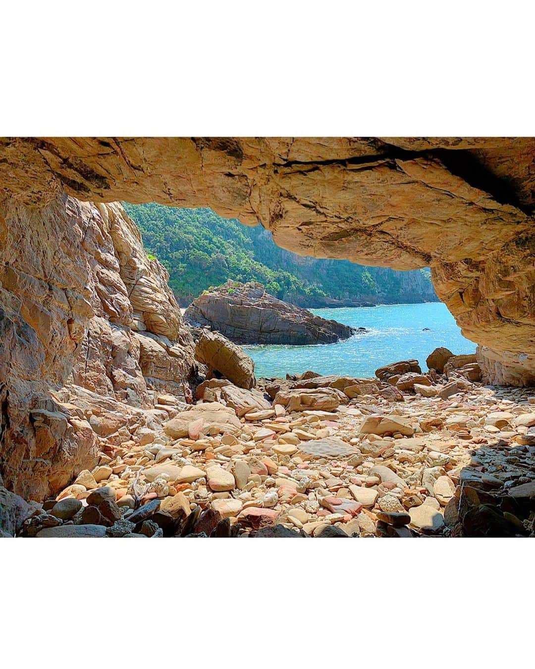 百合華さんのインスタグラム写真 - (百合華Instagram)「座間味島にある秘密の洞窟で探検ごっこ🎶﻿ ﻿ この島には自然の恵みがくれた神秘的な場所がいっぱいあって、お友達のツアコンをしながら毎回人一倍楽しんでおります✨✨✨✨✨﻿ ﻿ #沖縄 ﻿ #慶良間諸島 ﻿ #座間味 ﻿ #秘密のビーチ﻿ #ヌーディストビーチ ﻿ #秘密の洞窟﻿ #探検ごっこ﻿ #神秘的﻿ #自然の恵み﻿ #ツアコン﻿ #楽しいひととき #トラベル #travel  #トラベルグラム  #travelgram」10月11日 12時13分 - yurika.lovelily