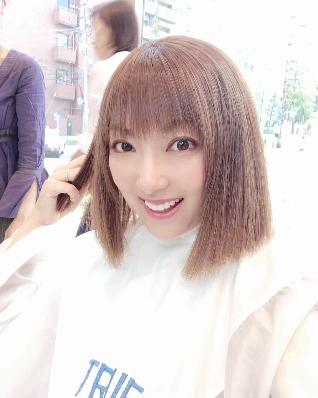 山田まりやさんのインスタグラム写真 - (山田まりやInstagram)「2回目のヘアドネーションしました❣️31cmから寄付出来ますよ💇‍♀️スッキリ😆 ・ ヘアドネーションとは、 小児がんや先天性の脱毛症、 不慮の事故などで頭髪を失った子どものために、 寄付された髪の毛でウィッグを作り無償で提供する活動のことです💇‍♀️✨ ・ 金髪ベリーショートぐらいに イメチェンしようかと思いましたが🤩 ・ 今月は泊りがけの移動が多いので 自分でヘアセットを簡単に出来ないと ストレスになってしまいそうだったので😅 ・ 前髪の印象を変えずにカットしていただきました💇‍♀️✨ ・ なので帽子を被ったままだと ムネくんもパパも私が言うまで 全く気付かずでした😂www ・ ・ 美里ちゃんの帽子ブランド @jin_no_beat_shite_cassie と @peachepeace0703n のピアスとの 相性もバッチリ😆🙌❤️✨ ・ 家族みんなお世話になってる 美容院 TRUE @true_hairmake の ・ さま〜ずのファンの皆様には "話し過ぎてなかなか切らない"で 超有名人の🤣w ・ 近藤さん @sumiyokondo に 今回もカットしていただきました😆❤️ ・ #山田まりや  @central_official_  #ヘアドネーション  #ヘアドネーション賛同サロン  #奥渋谷 #美容院 #イメチェン  #true @true_hairmake  #店長 @sumiyokondo」10月11日 12時19分 - mariya.yamada