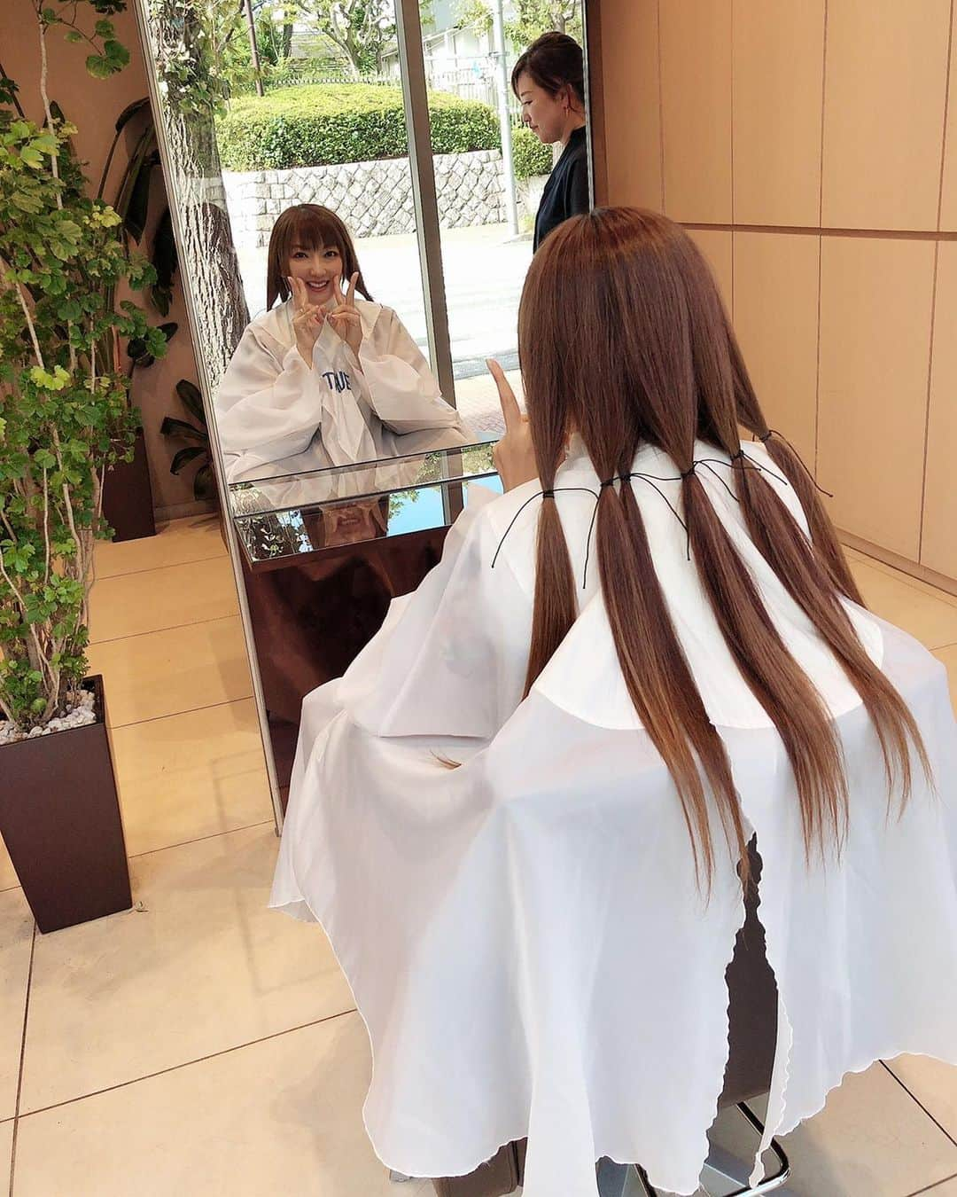 山田まりやさんのインスタグラム写真 - (山田まりやInstagram)「2回目のヘアドネーションしました❣️31cmから寄付出来ますよ💇‍♀️スッキリ😆 ・ ヘアドネーションとは、 小児がんや先天性の脱毛症、 不慮の事故などで頭髪を失った子どものために、 寄付された髪の毛でウィッグを作り無償で提供する活動のことです💇‍♀️✨ ・ 金髪ベリーショートぐらいに イメチェンしようかと思いましたが🤩 ・ 今月は泊りがけの移動が多いので 自分でヘアセットを簡単に出来ないと ストレスになってしまいそうだったので😅 ・ 前髪の印象を変えずにカットしていただきました💇‍♀️✨ ・ なので帽子を被ったままだと ムネくんもパパも私が言うまで 全く気付かずでした😂www ・ ・ 美里ちゃんの帽子ブランド @jin_no_beat_shite_cassie と @peachepeace0703n のピアスとの 相性もバッチリ😆🙌❤️✨ ・ 家族みんなお世話になってる 美容院 TRUE @true_hairmake の ・ さま〜ずのファンの皆様には "話し過ぎてなかなか切らない"で 超有名人の🤣w ・ 近藤さん @sumiyokondo に 今回もカットしていただきました😆❤️ ・ #山田まりや  @central_official_  #ヘアドネーション  #ヘアドネーション賛同サロン  #奥渋谷 #美容院 #イメチェン  #true @true_hairmake  #店長 @sumiyokondo」10月11日 12時19分 - mariya.yamada